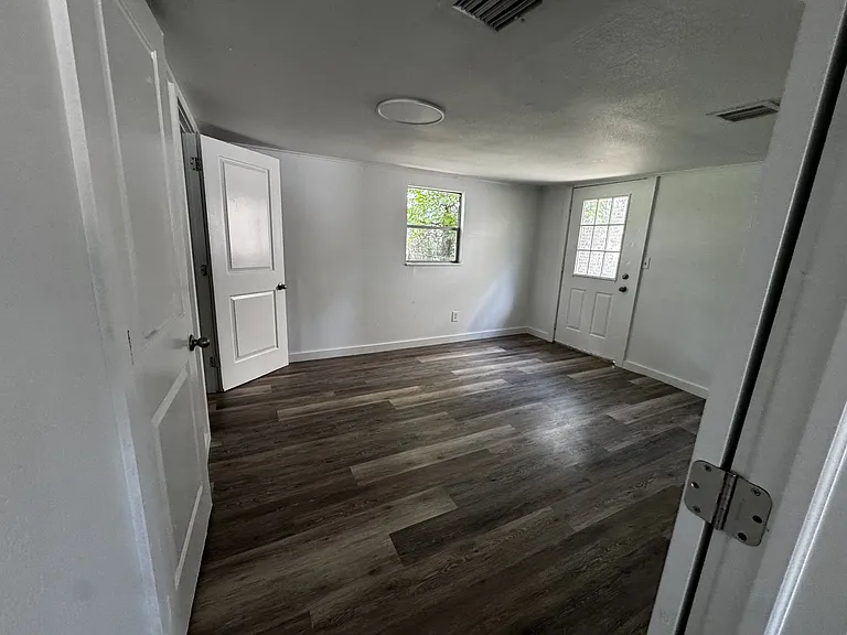 409 E Redwood St — Photo 7