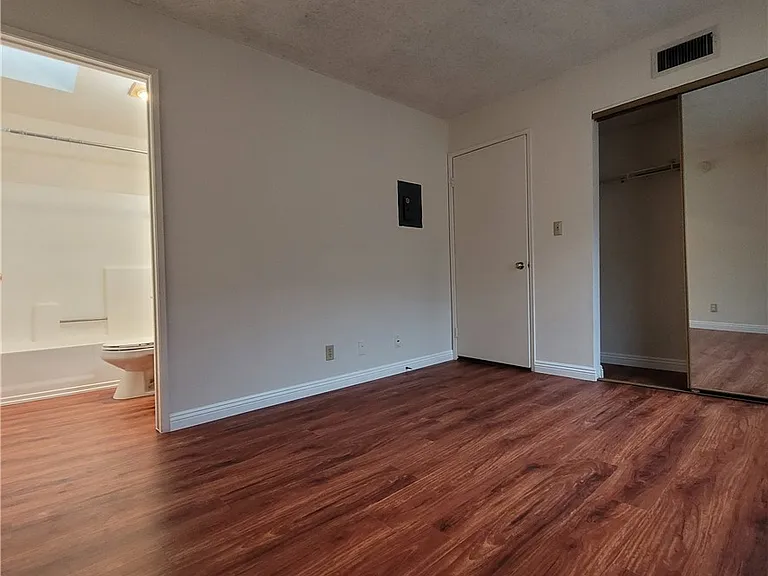11041 La Maida St — Photo 13