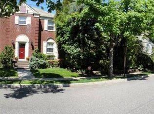 130 Midgely Dr, Hewlett, NY 11557