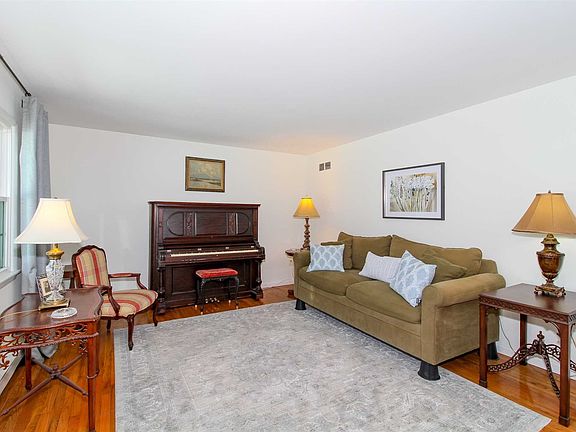 5th image of 13 Apple Tree Dr