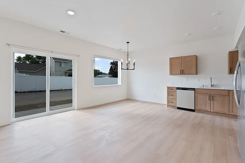 3 bed, 2.5 bath, $1,925 — Photo 3