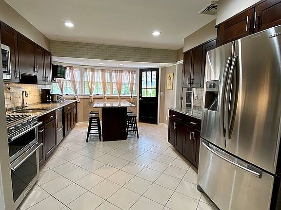 4th image of 134 Stewart Ave