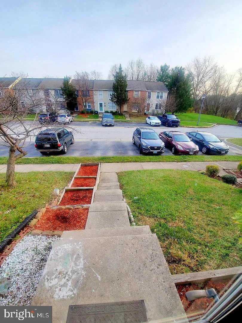 3 bed, 2.5 bath, 1720 sqft, $2,450 — Photo 3