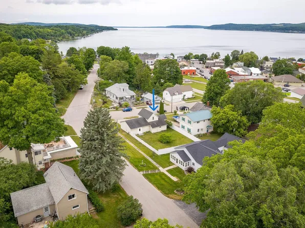 323 Benzie Ct, Beulah, MI 49617
