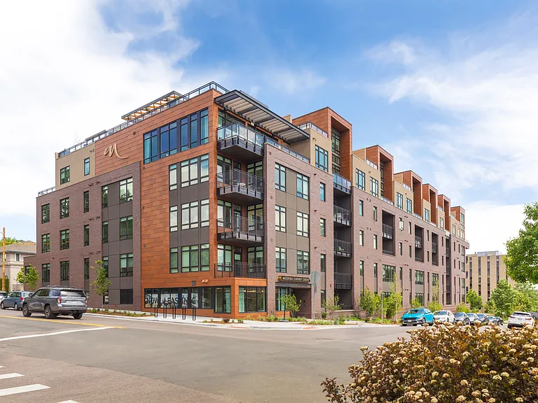 Find outdoor entertainment, high-end retail, and deluxe dining just around the corner!