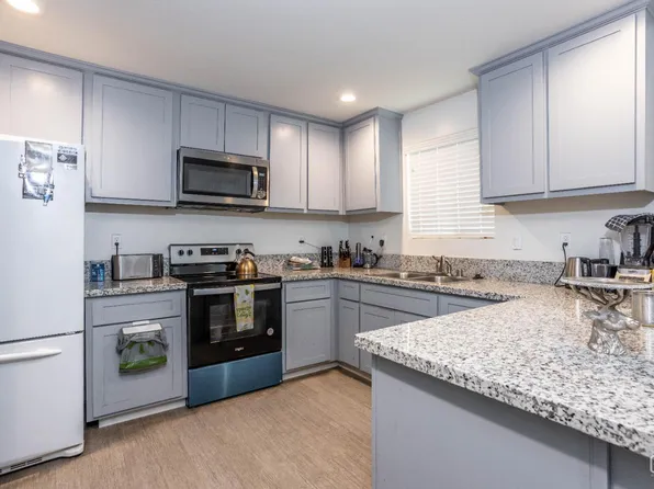 8405 Pioneer Dr, Bakersfield, CA 93306