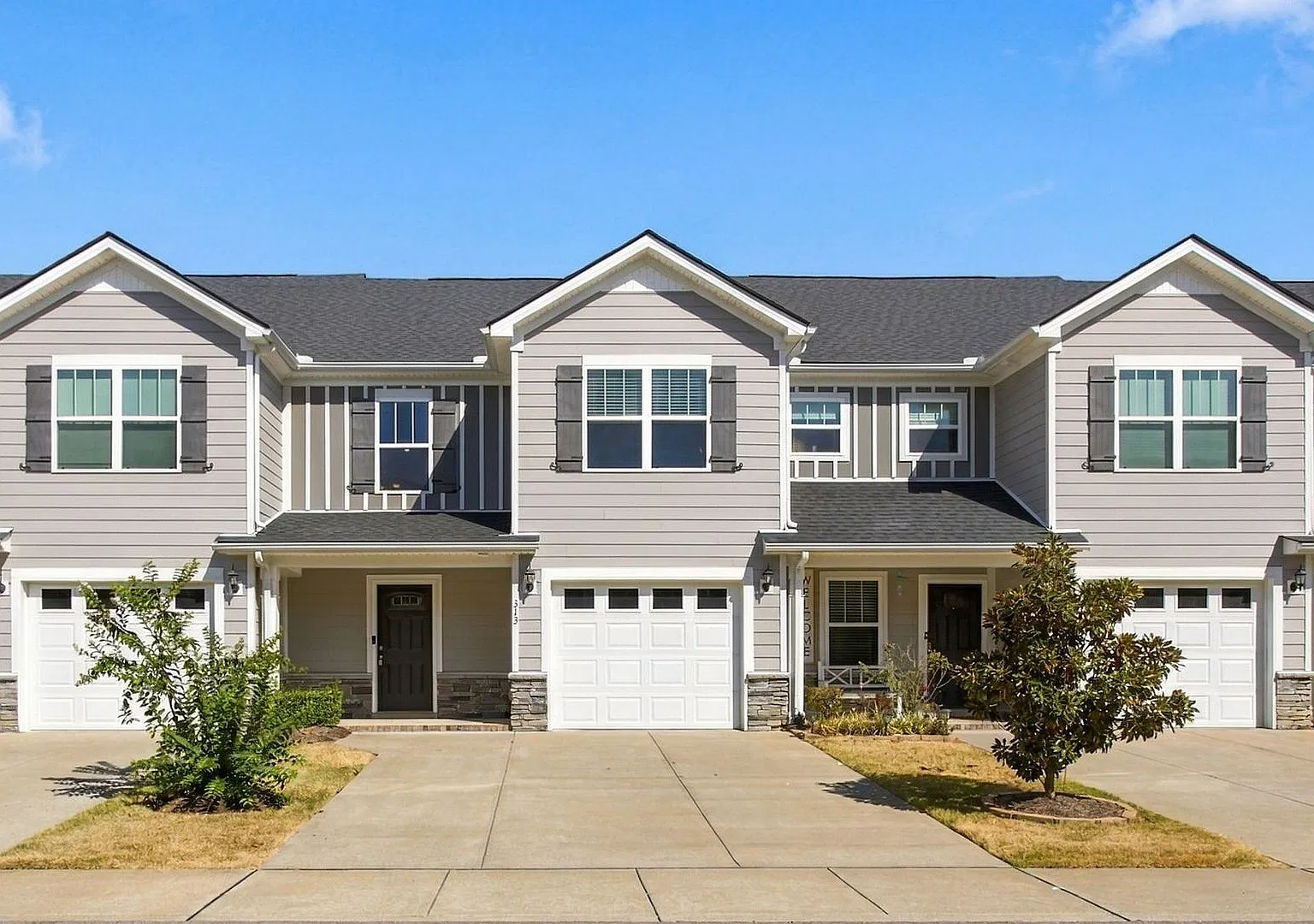 Three Bedroom Townhouse in Spring Hill! — Photo 1