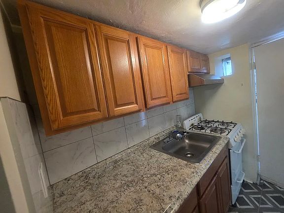 5th image of 1424 35th St