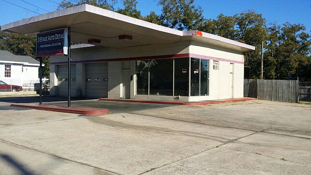 2nd image of 2039 Broad St