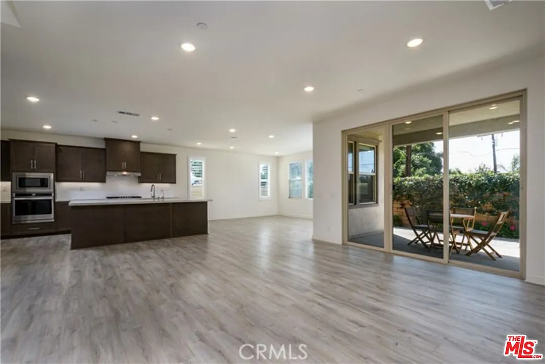 4 bed, 3.5 bath, 3082 sqft, $6,300 — Photo 4