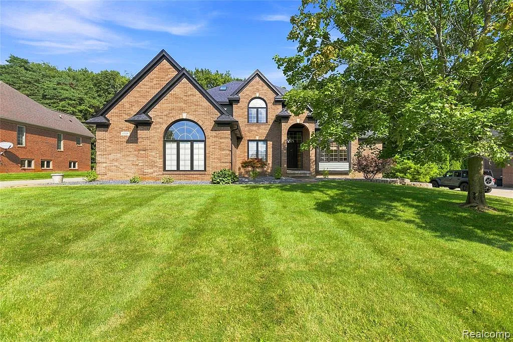 4 bed, 5.0 bath, 5086 sqft, $5,000 — Photo 1