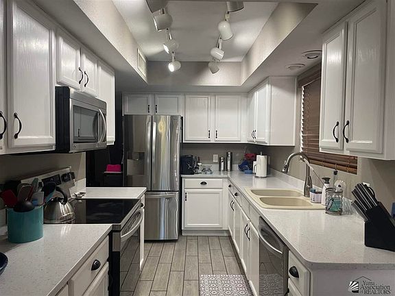 2nd image of 1405 E Torrey Pines Cir