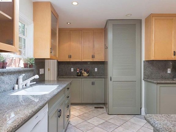 5th image of 1708 Marin Ave