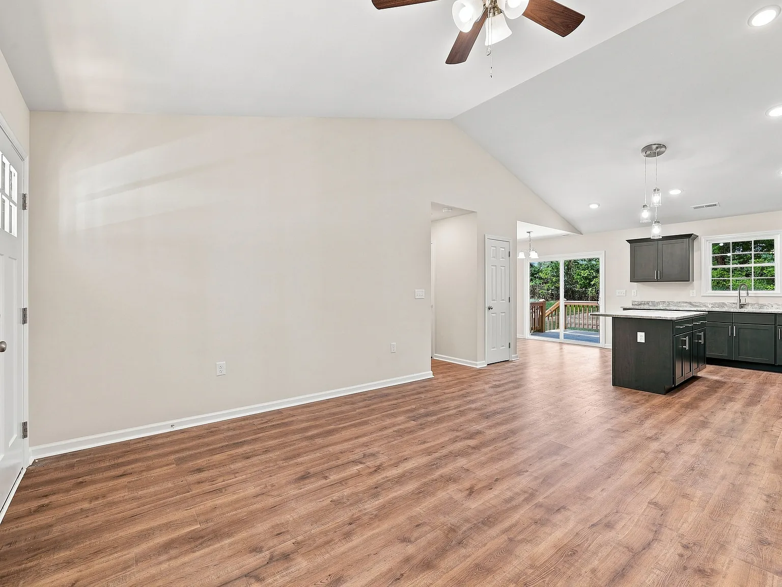 3 bed, 1175 sqft, $2,100 — Photo 3