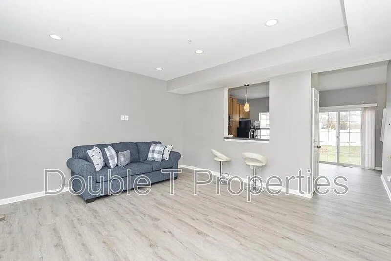 1 bed, 1.0 bath, 1700 sqft, $1,200 — Photo 2