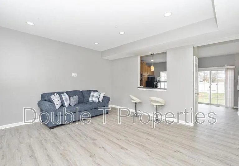 1841 Graymount Way — Photo 2