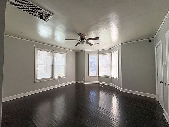 3rd image of 2390 Forest Ave