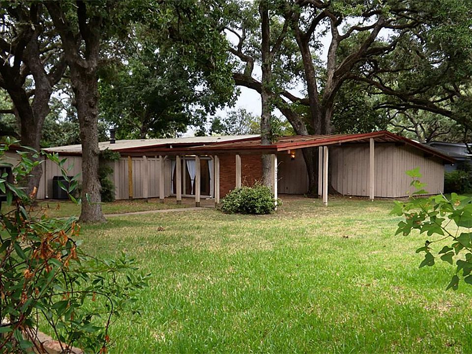 1st image of 207 Oak Cluster Dr