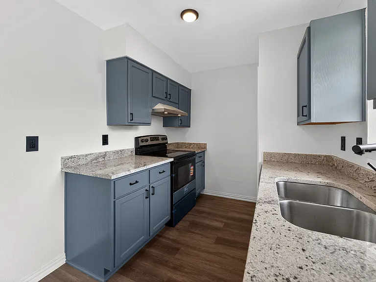 302 Independence Dr — Photo 12