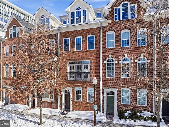 3rd image of 829 N Wakefield St