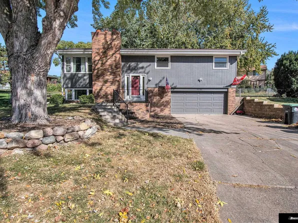 15305 Davenport Cir, Omaha, NE 68154