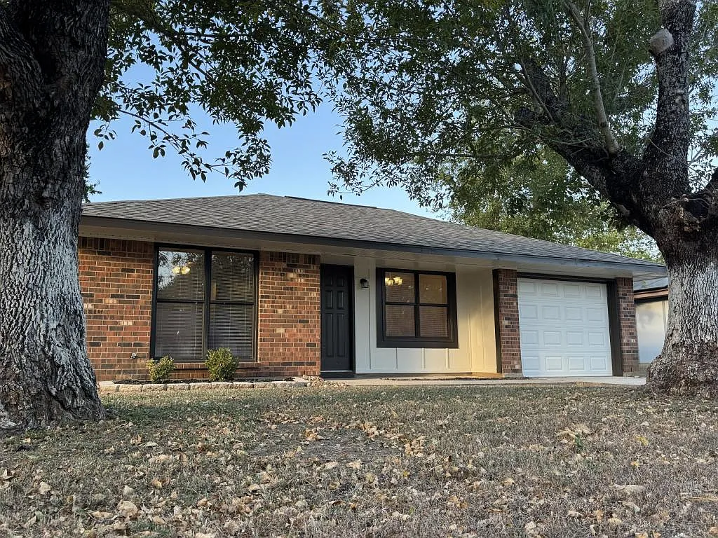 1101 E Avenue O — Photo 1