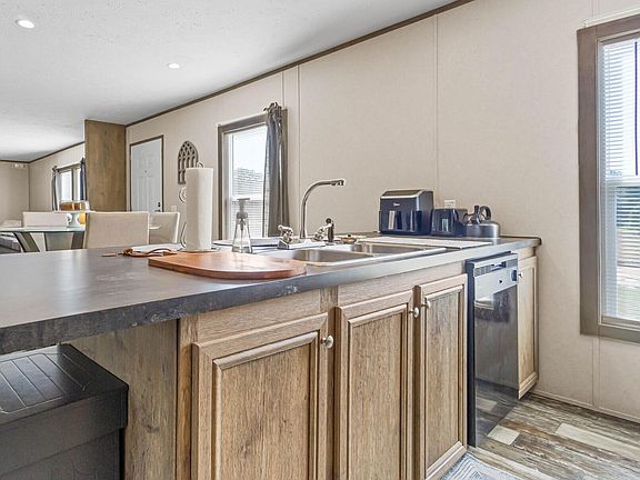 4th image of 3139 Creek Rd