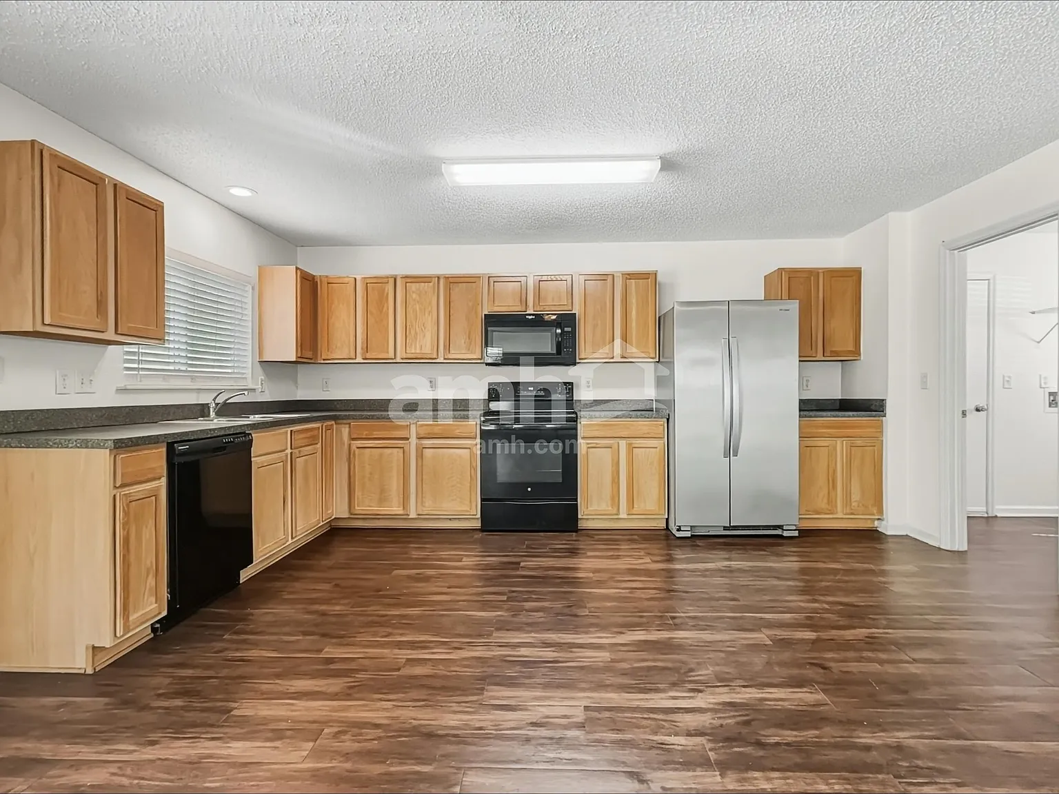 3 bed, 2.5 bath, 2084 sqft, $2,160 — Photo 4