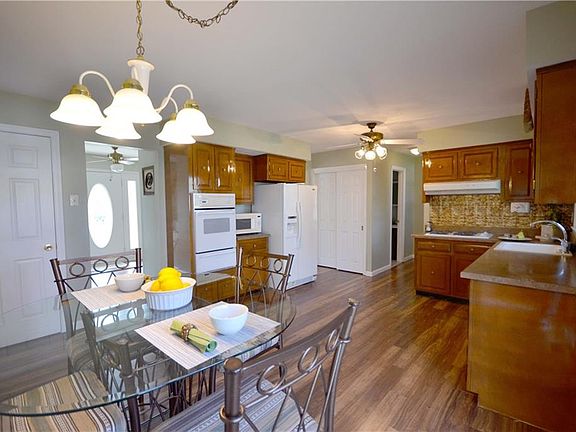 4th image of 13 Burlington Ln