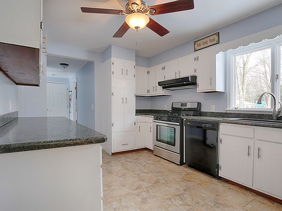 3rd image of 24 Burbank Dr
