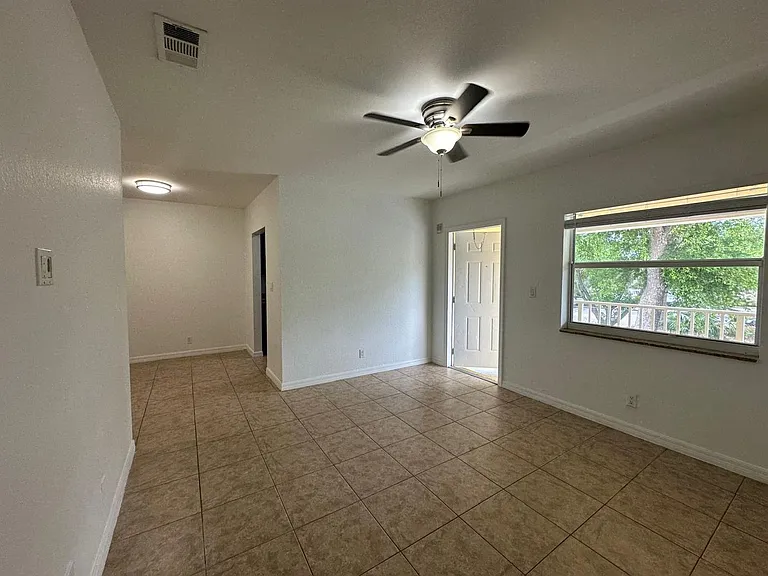 2640 NE 8th Ave — Photo 1