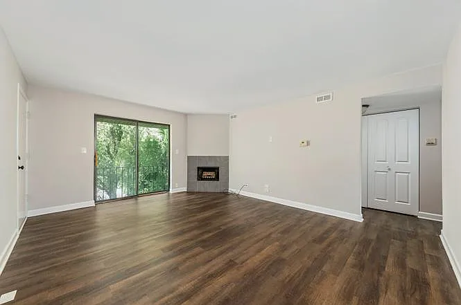 2 bed, 1110 sqft, $2,300 — Photo 3