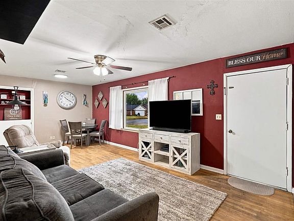 5th image of 2236 Mary St