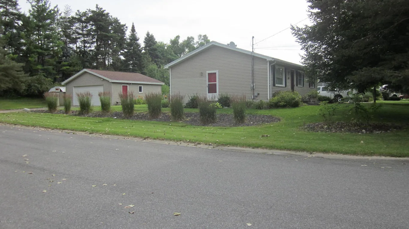 103 E North St photo 1
