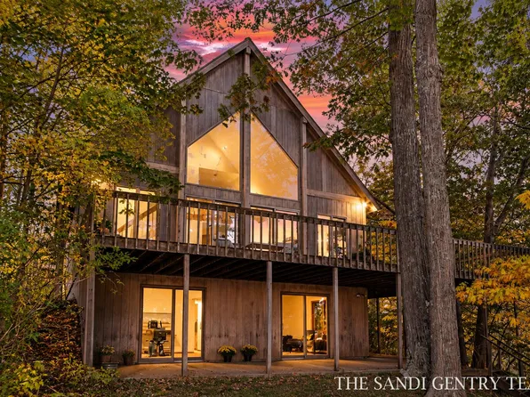 6463 Lakeshore Dr, West Olive, MI 49460