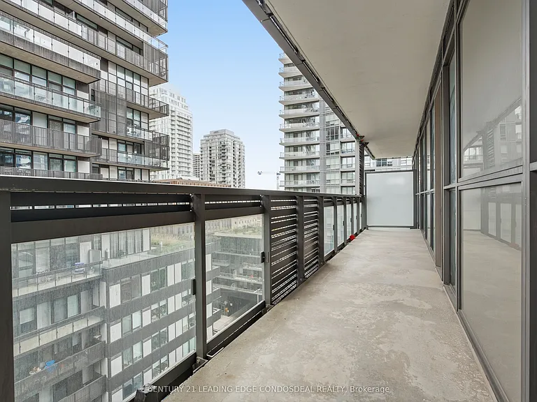 39 Roehampton Ave #807 — Photo 8