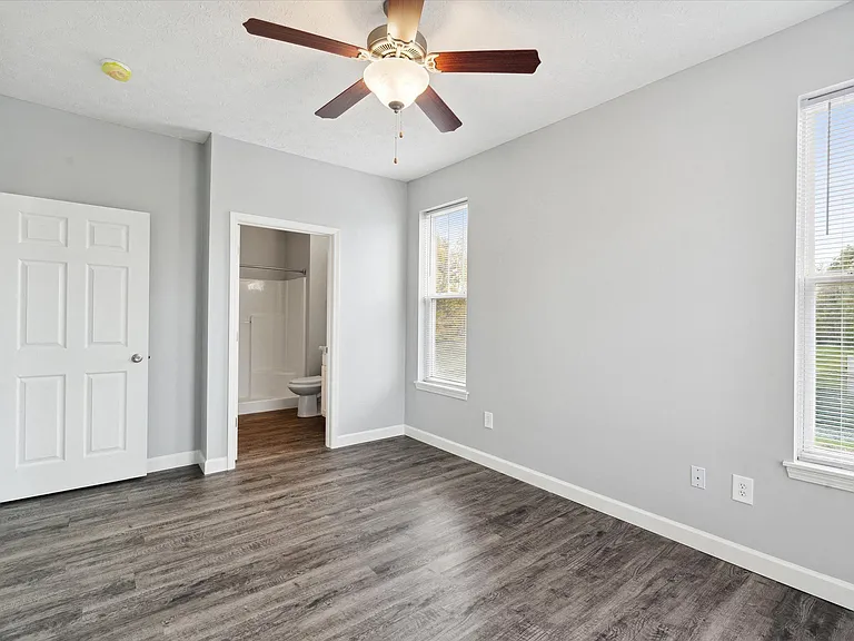 Richmond (Renovated) - 2 Bed / 2 Bath - 1,058 Sq.Ft.