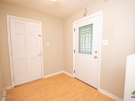 3rd image of 1405 Cambridge Rd