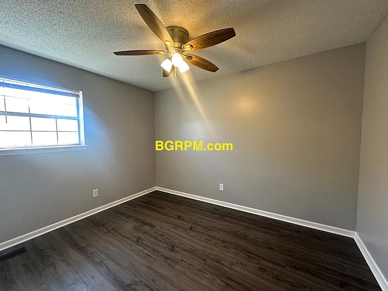 1099 W Elm St — Photo 43