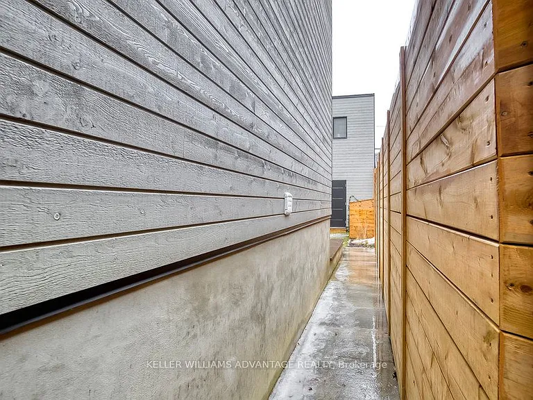 325 Perth Ave #LOWER — Photo 2