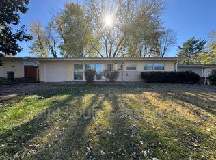 21 Country Ln, Florissant, MO 63033