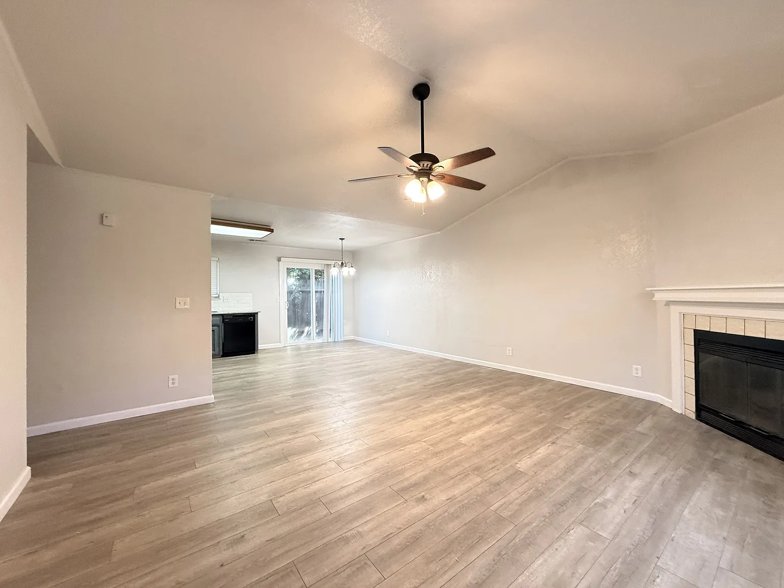 3 bed, 1192 sqft, $1,900 — Photo 2