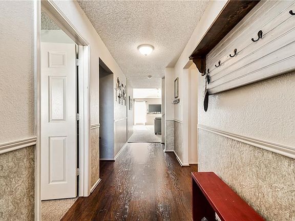 3rd image of 637 Raven Dr