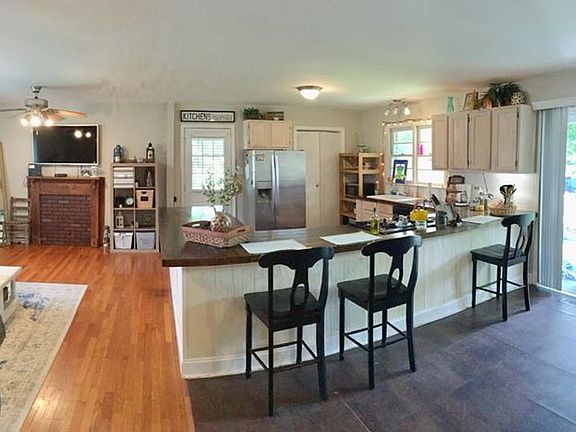 3rd image of 1923 Englewood Dr