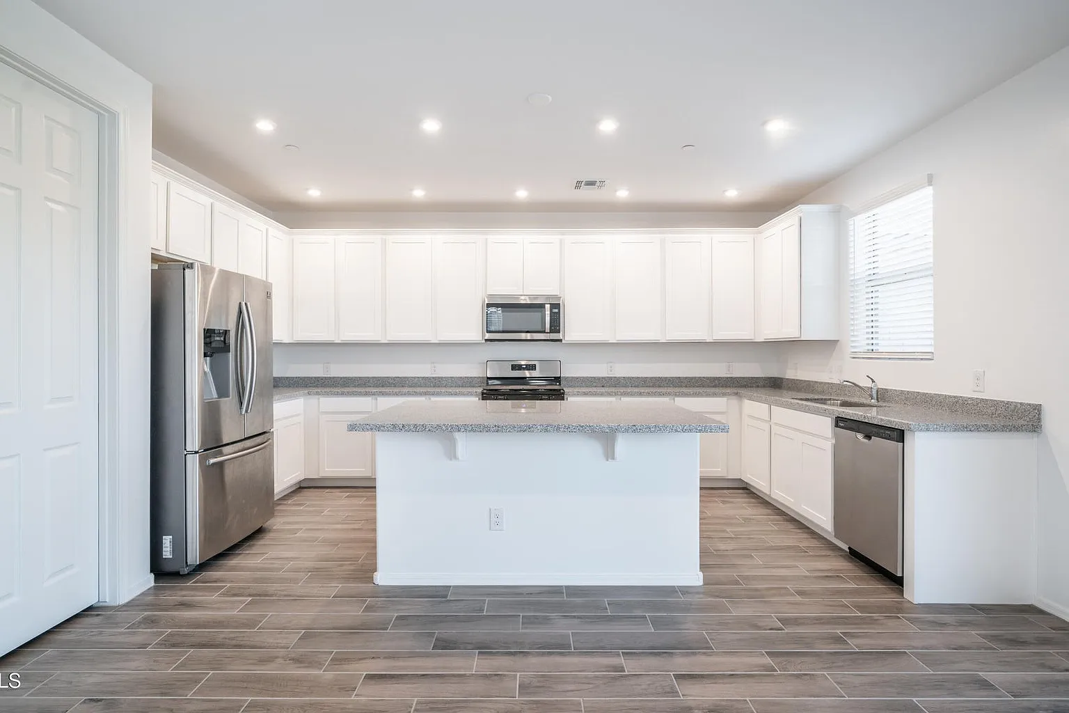 5 bed, 2476 sqft, $2,950 — Photo 4