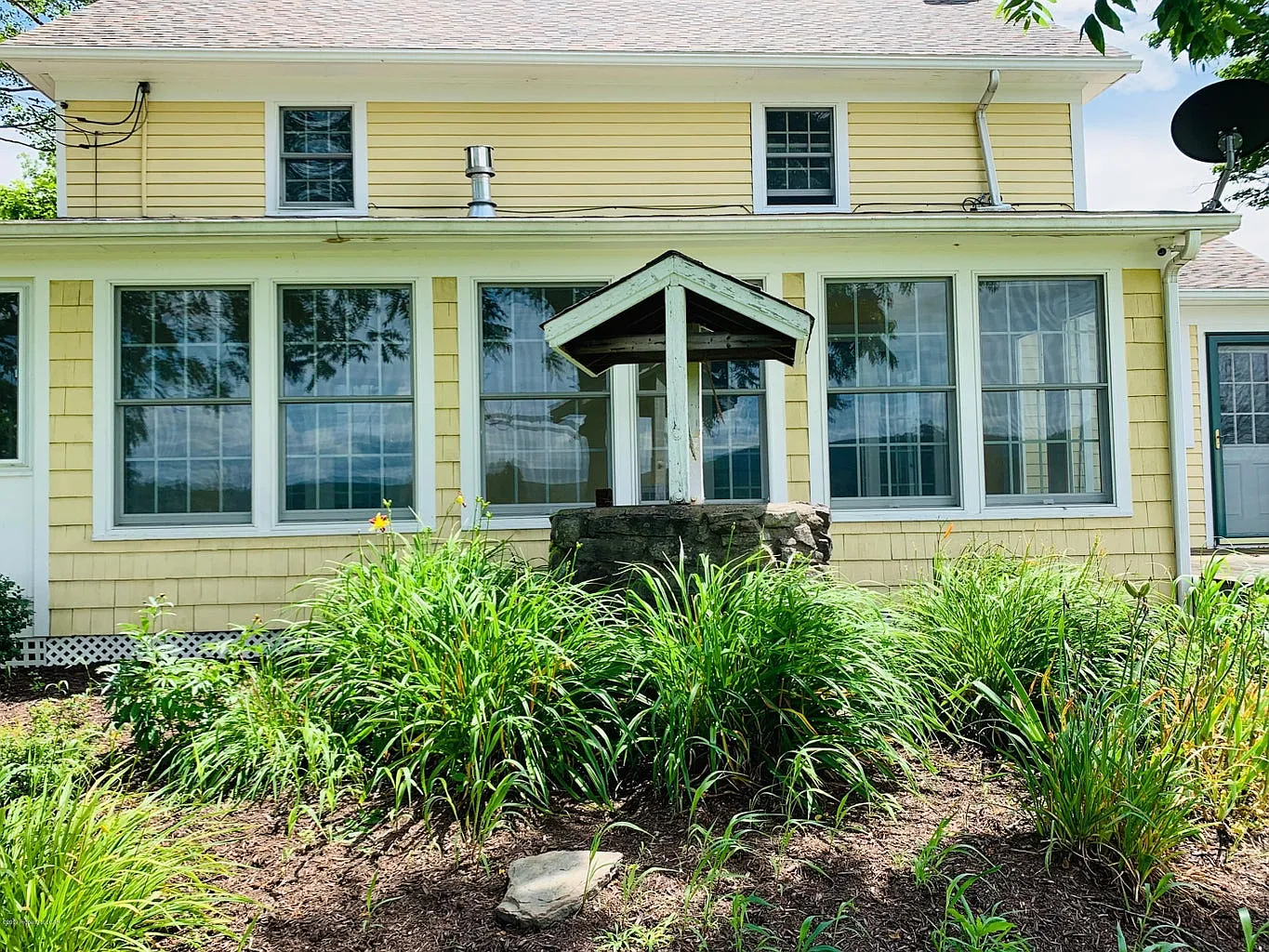 3 bed, 1.5 bath, 2460 sqft, $2,300 — Photo 3