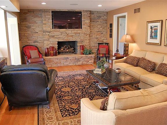 3rd image of 829 Rosewood Dr