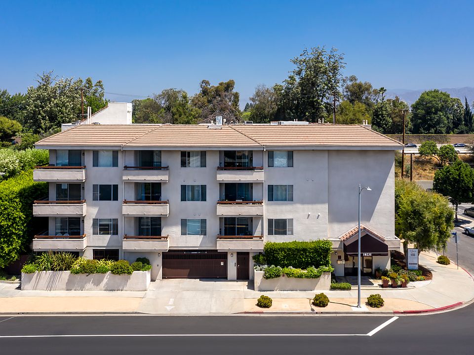 Apartments in Toluca Lake Exterior Hightened View of Apartment Community from Across the Street