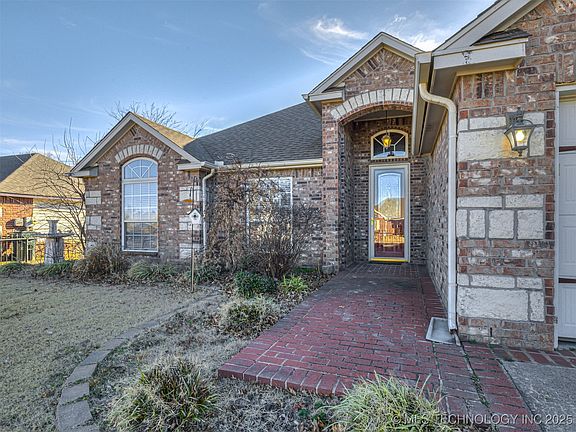 3rd image of 1501 Pheasant Cir