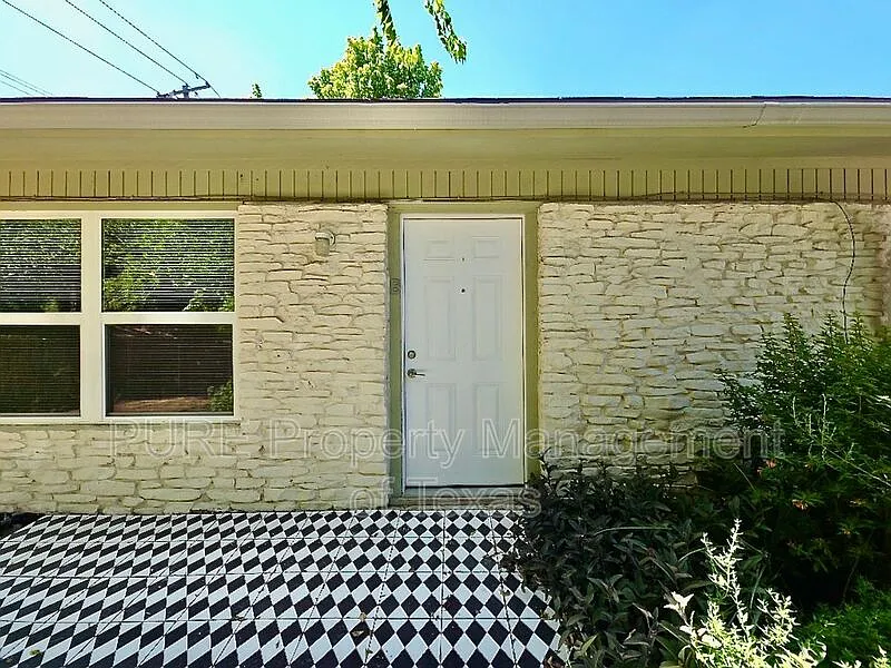 2 bed, 1.0 bath, 821 sqft, $1,600 — Photo 2